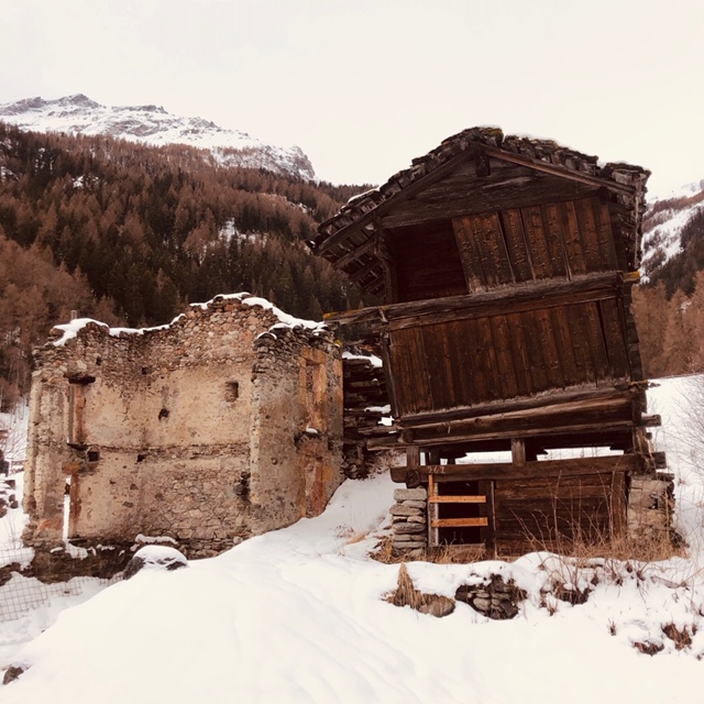 Petit chalet dans la neige - Caractère Spécial Architecture
