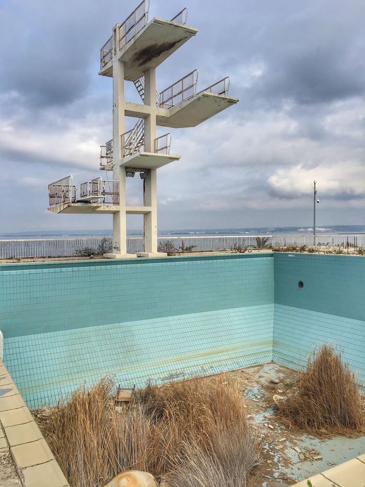 Grands plongeoirs sur piscine abandonnée - Caractère Spécial Architecture